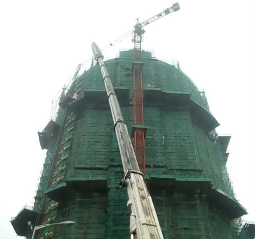 东海吊车在工地上作业